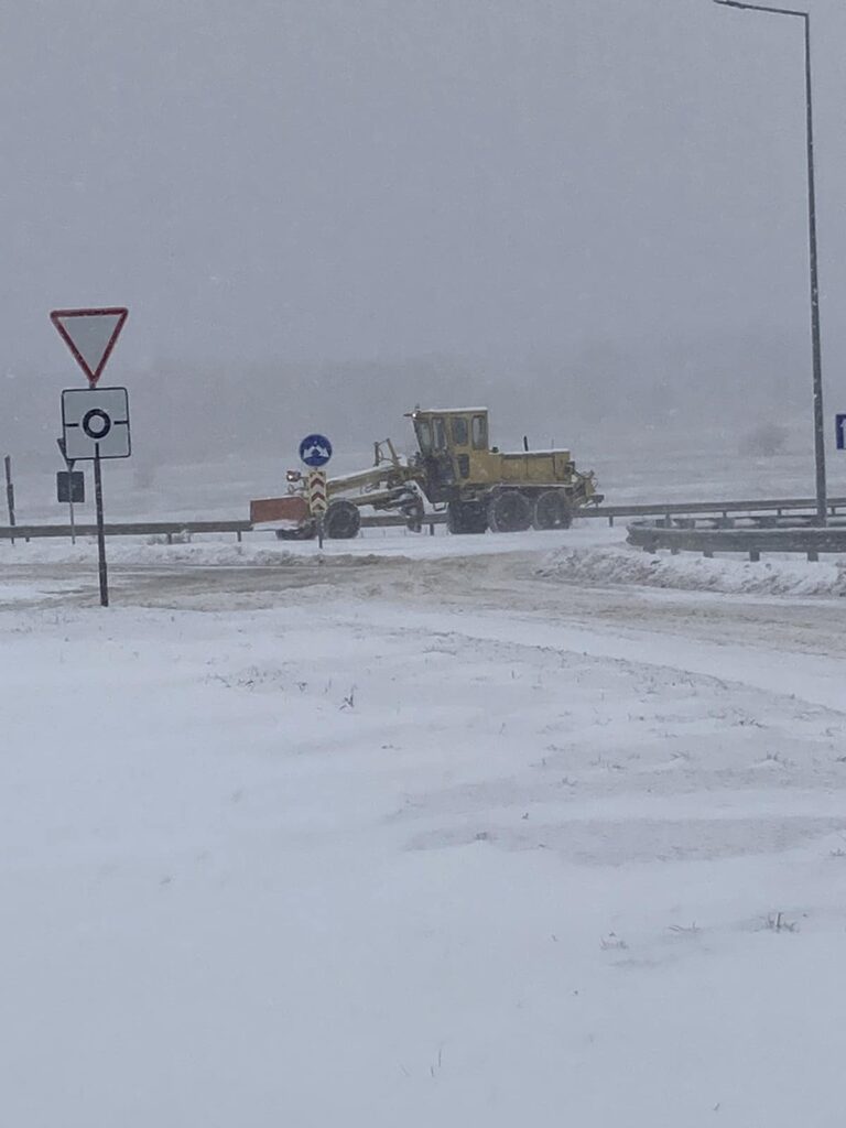 418102600_691883596463978_5160443179983830394_n-768x1024 VIDEO! Moldova Blocată sub zăpadă, Drumuri închise, în Chișinău nu circulă troleibuzele, Aeroportul este blocat