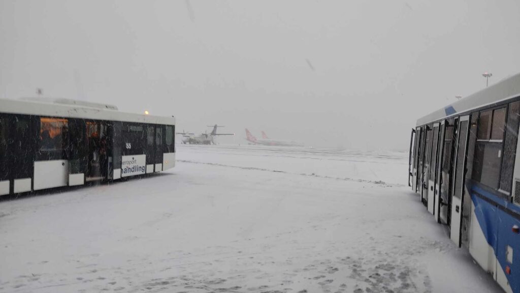 get_img-1-1024x576 VIDEO! Moldova Blocată sub zăpadă, Drumuri închise, în Chișinău nu circulă troleibuzele, Aeroportul este blocat